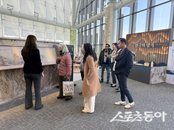 경주 화백컨벤션센터에서 개최된 스틸아트와 미디어아트 특별전에 APEC SOM1 관계자들이 작품을 감상하고 있다. 사진제공 ㅣ 경북도