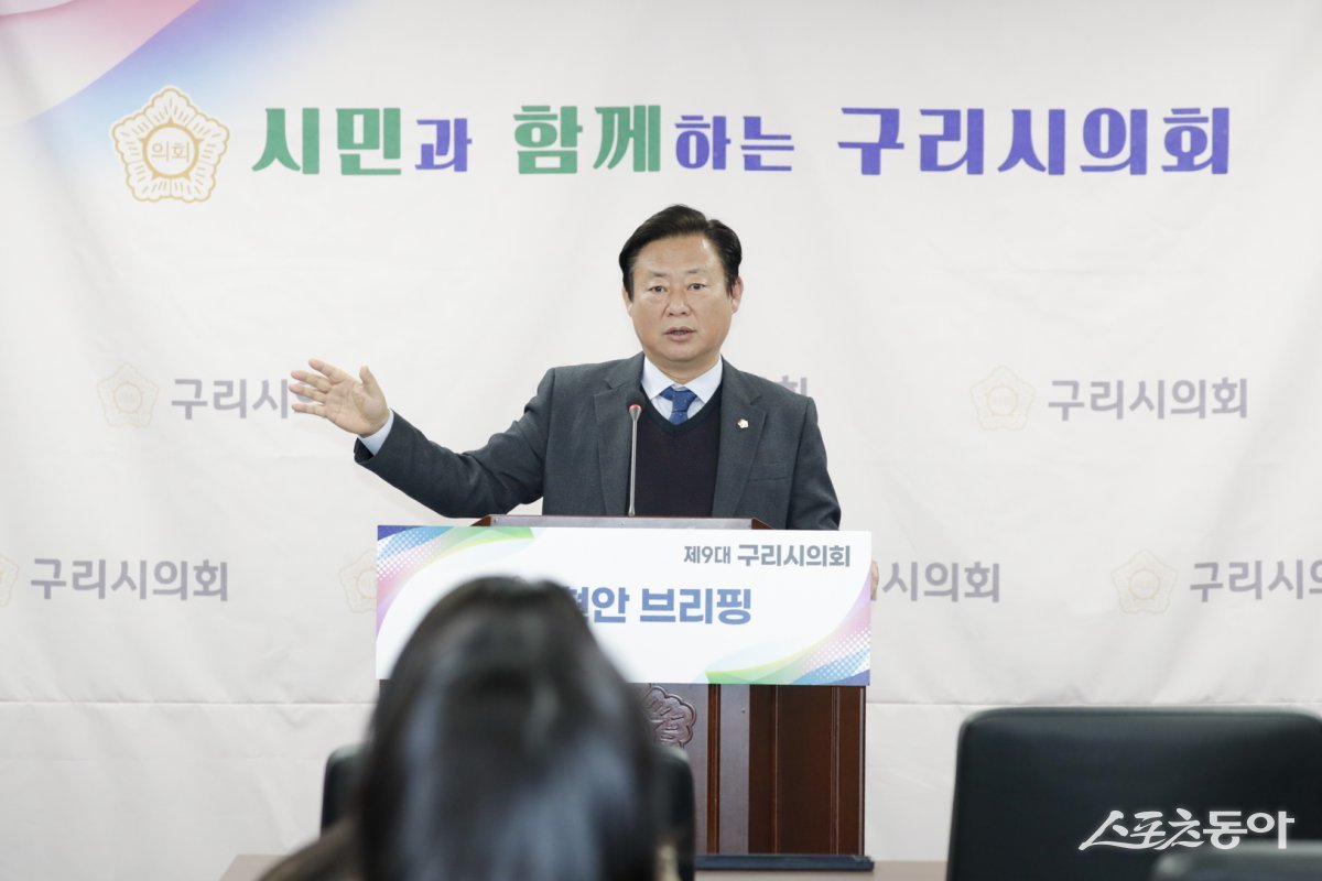 신동화 의장이 6일 구리시의회에서 브리핑을 실시하고 있다. 사진제공ㅣ구리시의회