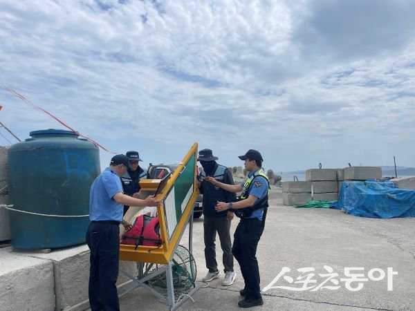 포항해양경찰과 연안안전지킴이가 시설물 점검활동을 하고 있다. 사진제공｜포항해양경찰서