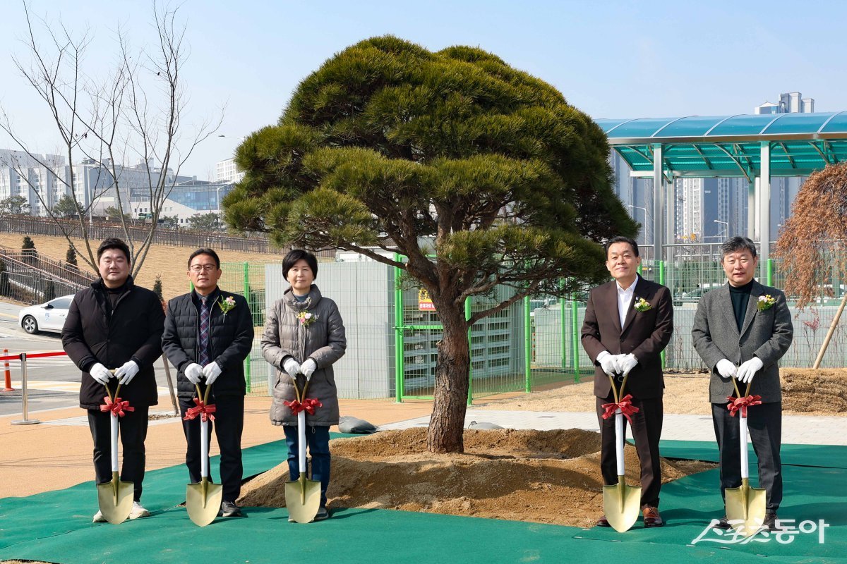 김정렬 부의장(오른쪽부터), 이재준 시장, 백혜련 의원 등이 기념 식수 후 기념촬영을 하고 있다.=수원시청 제공