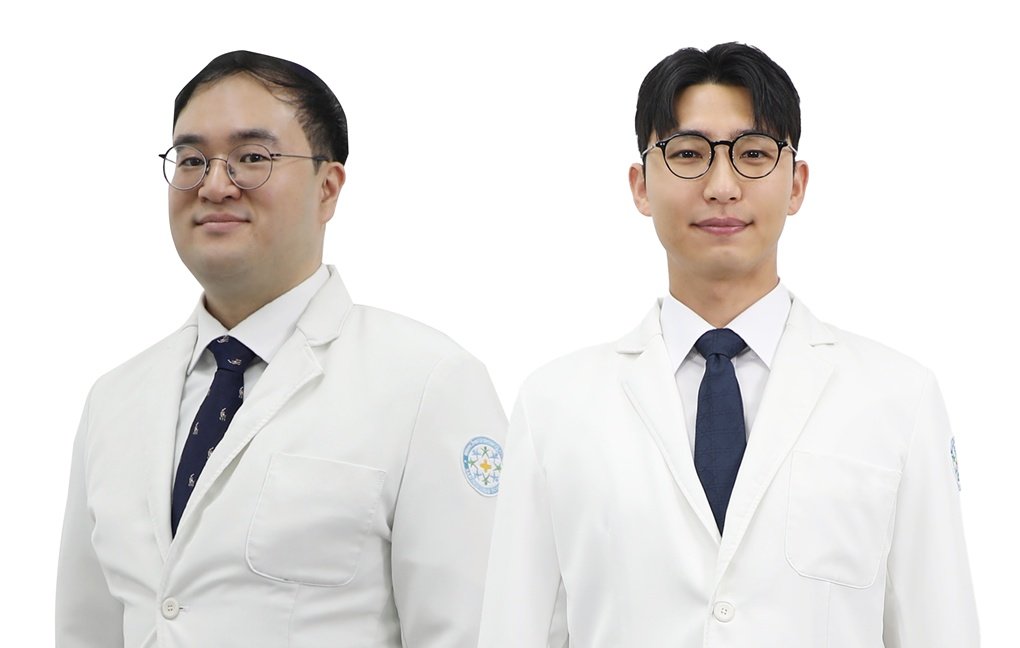 바른세상병원 수족부센터에 의료진으로 최근 합류한 최윤효 원장(왼쪽)과 유현규 원장 사진제공|바른세상병원