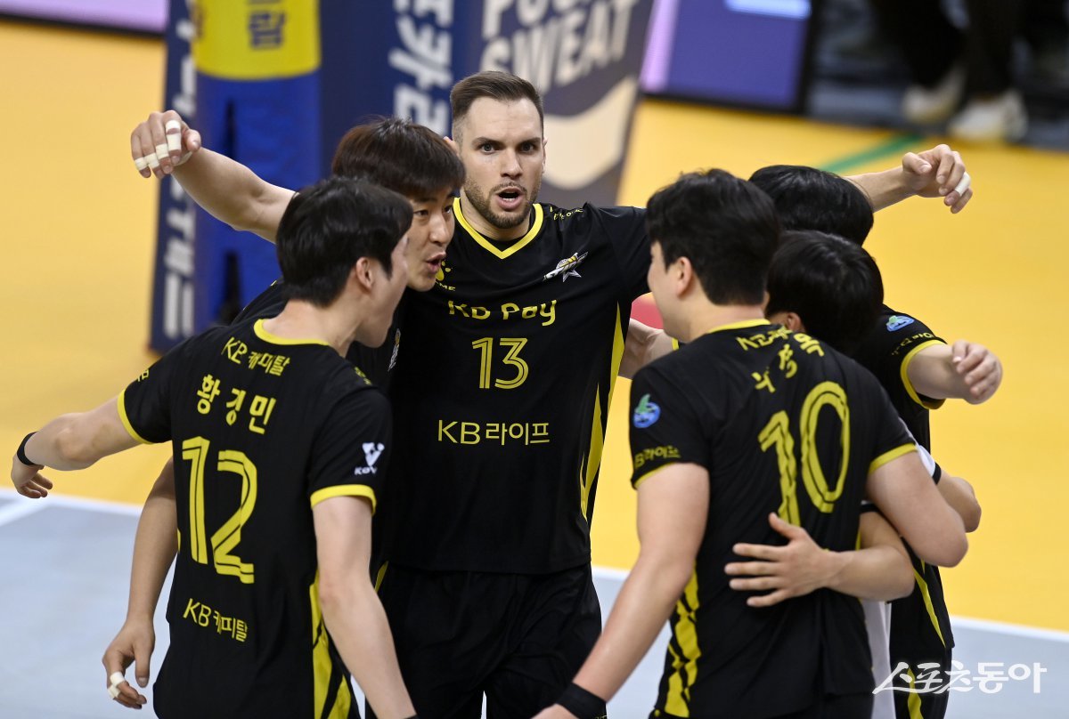 KB손해보험은 임시 홈구장인 경민대 기념관의 이점을 확실히 누리고 있다. 3일 삼성화재와 홈경기 도중 득점 후 기뻐하는 KB손해보험 선수들. 의정부 | 김종원 기자 won@donga.com