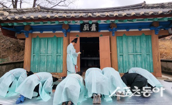 영덕 영해면 둑묘 제당에서 ‘영해면 둑 제사’를 거행하고 있다. 사진제공 ㅣ 영덕군