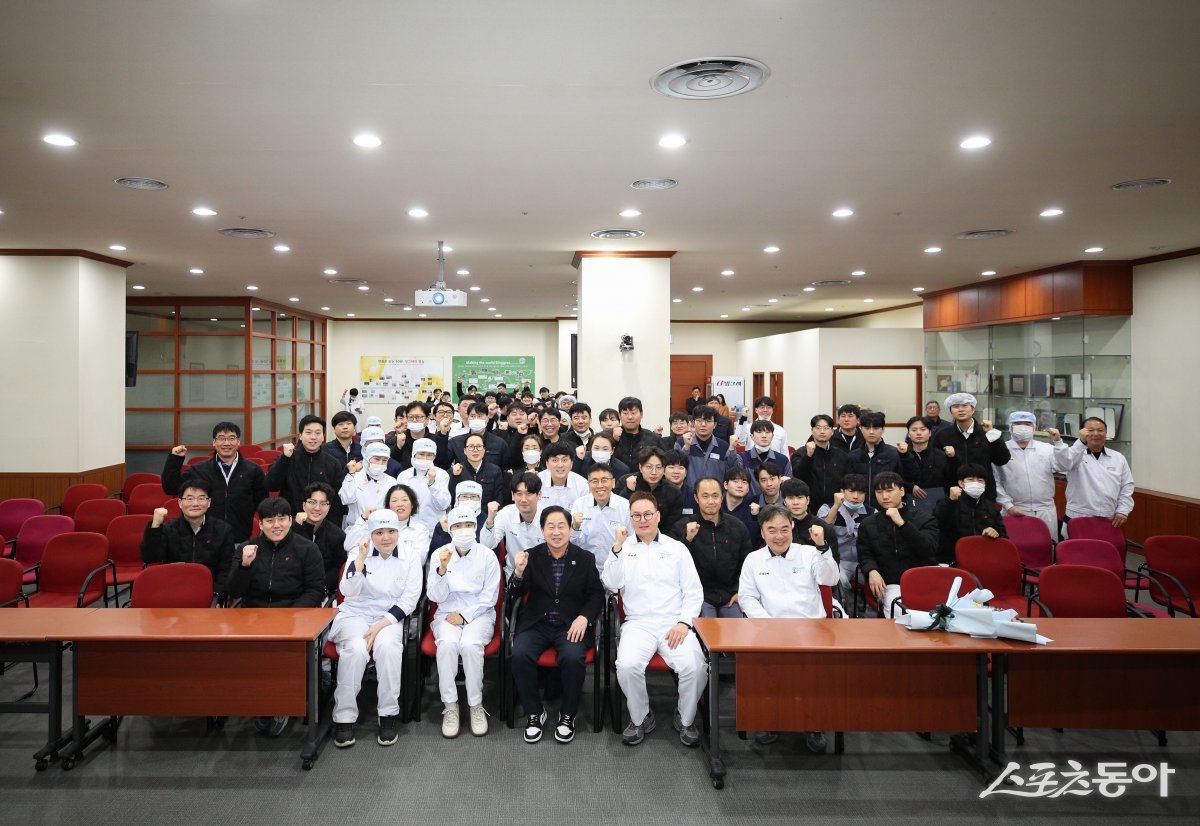 주광덕 시장(앞줄 윈쪽 세번째)이 7일 다산동 빙그레 도농공장을 방문해 근로자들과 기념 촬영하고 있다.  사진제공ㅣ남양주시