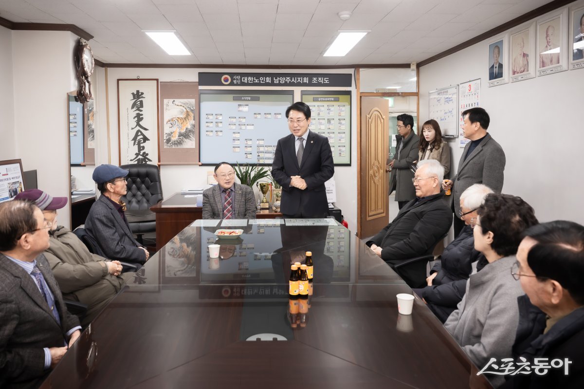 조성대 남양주시의회 의장이 7일 남양주시 노인회관에서 임원진들과 소통을 하고 있다. 사진제공ㅣ남양주시의회