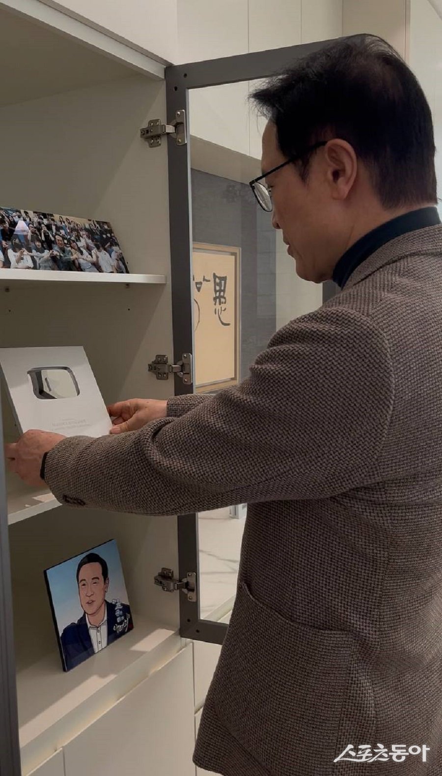 경기도교육청(교육감 임태희)이 운영하는 공식 유튜브 채널 ‘지오이(GOE)’가 구독자 10만 명을 달성하며 ‘실버버튼’을 획득했다. 사진제공|경기도교육청