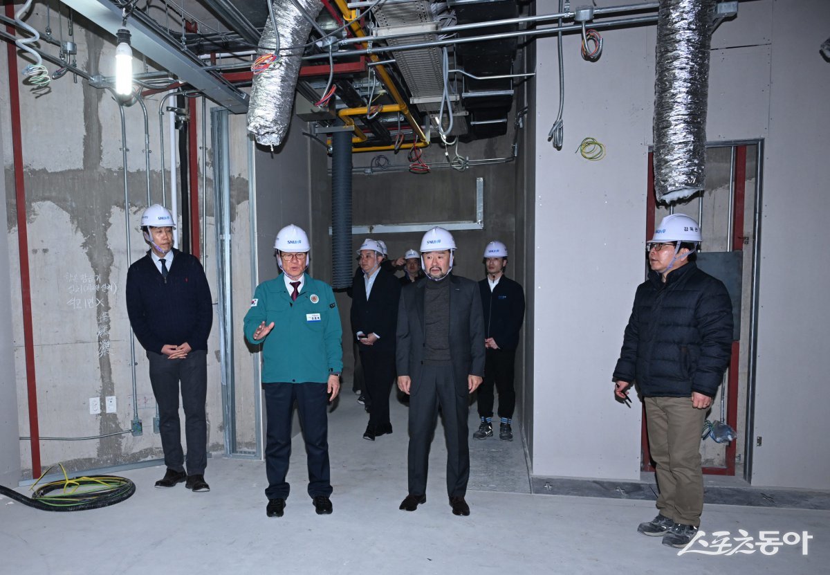 정종복 기장군수(좌측 두번째)가 지난 7일 중입자가속기구축사업 현장을 점검하고 있다. (사진제공=기장군)