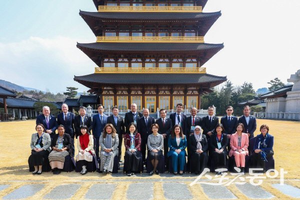 APEC 제1차 고위관리회의 참석자들이 기념 촬영하고 있다. 사진제공 ㅣ 외교부