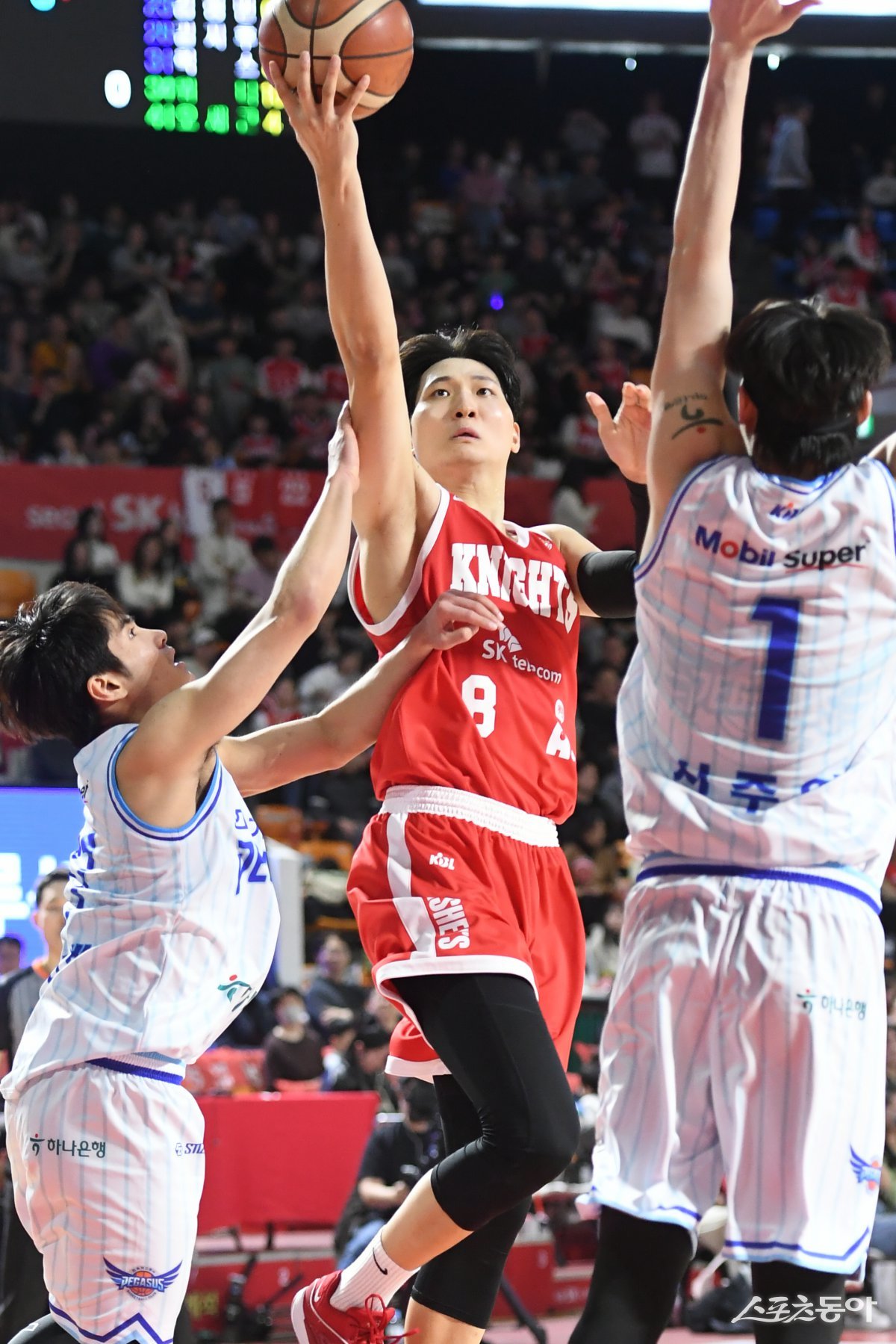 SK 안영준(가운데)이 9일 잠실학생체육관에서 열린 가스공사와 홈경기 도중 레이업슛을 시도하고 있다. 안영준은 이날 프로 데뷔 첫 트리플 더블로 SK의 완승을 이끌었다. 사진제공｜KBL