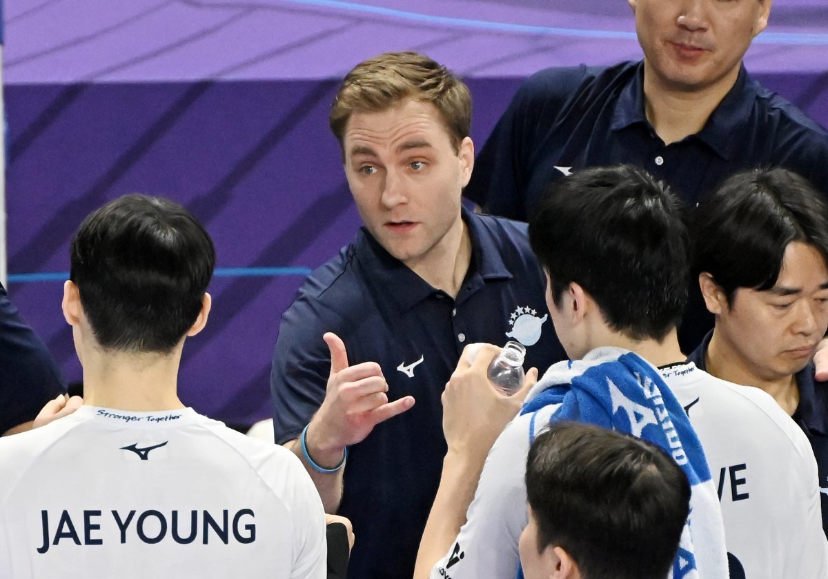 대한항공은 9일 계양체육관에서 열린 우리카드와 ‘도드람 2024~2025 V리그’ 남자부 정규리그 6라운드 홈경기에서 세트스코어 0–3으로 패했다. 부상자 속출과 전력누수를 이겨내지 못한 채 2위 도약 기회를 놓쳤다. 인천|김민성 기자 marineboy@donga.com