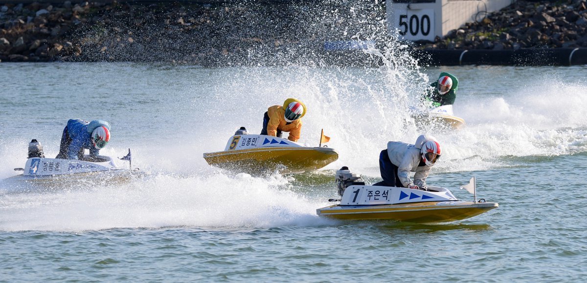 미사리 경정장에서 열린 경정 경주에서 선수들이 턴 마크를 돌며 경합을 벌이고 있다 사진제공|국민체육진흥공단