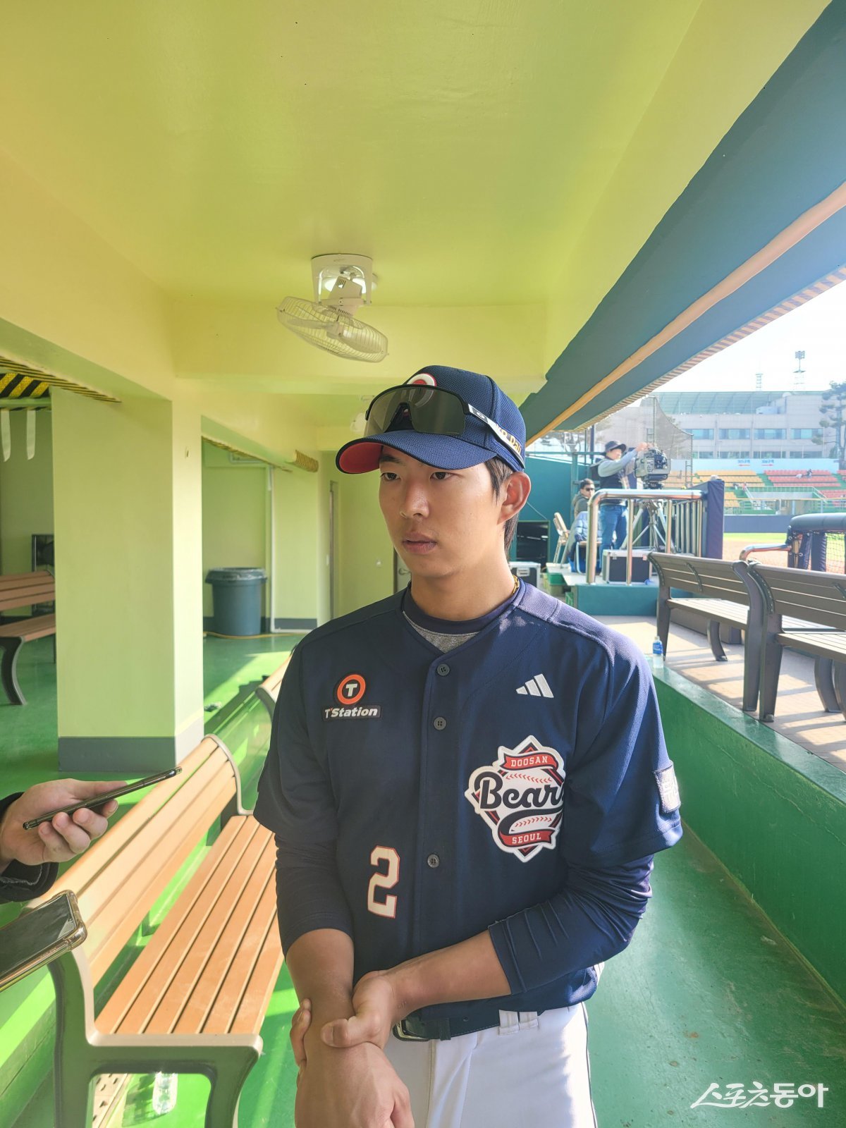 두산 김민석이 9일 청주구장에서 열린 한화와 시범경기를 마친 뒤 인터뷰하고 있다. 김민석은 이날 1번타자 좌익수로 선발출전해 5타수 2안타 2타점 1득점으로 팀의 4-2 승리를 이끌었다. 청주|장은상 기자 award@donga.com