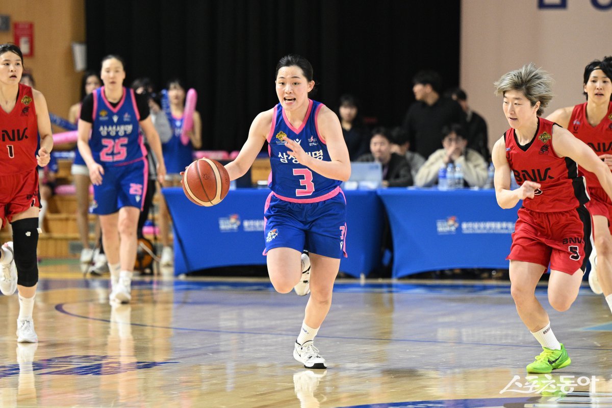 삼성생명 조수아(가운데)가 9일 용인체육관에서 열린 BNK와 4강 PO 4차전 도중 돌파를 시도하고 있다. 조수아가 공·수에서 맹활약한 삼성생명이 2연패 후 2연승으로 승부를 5차전으로 이어갔다. 사진제공|WKBL