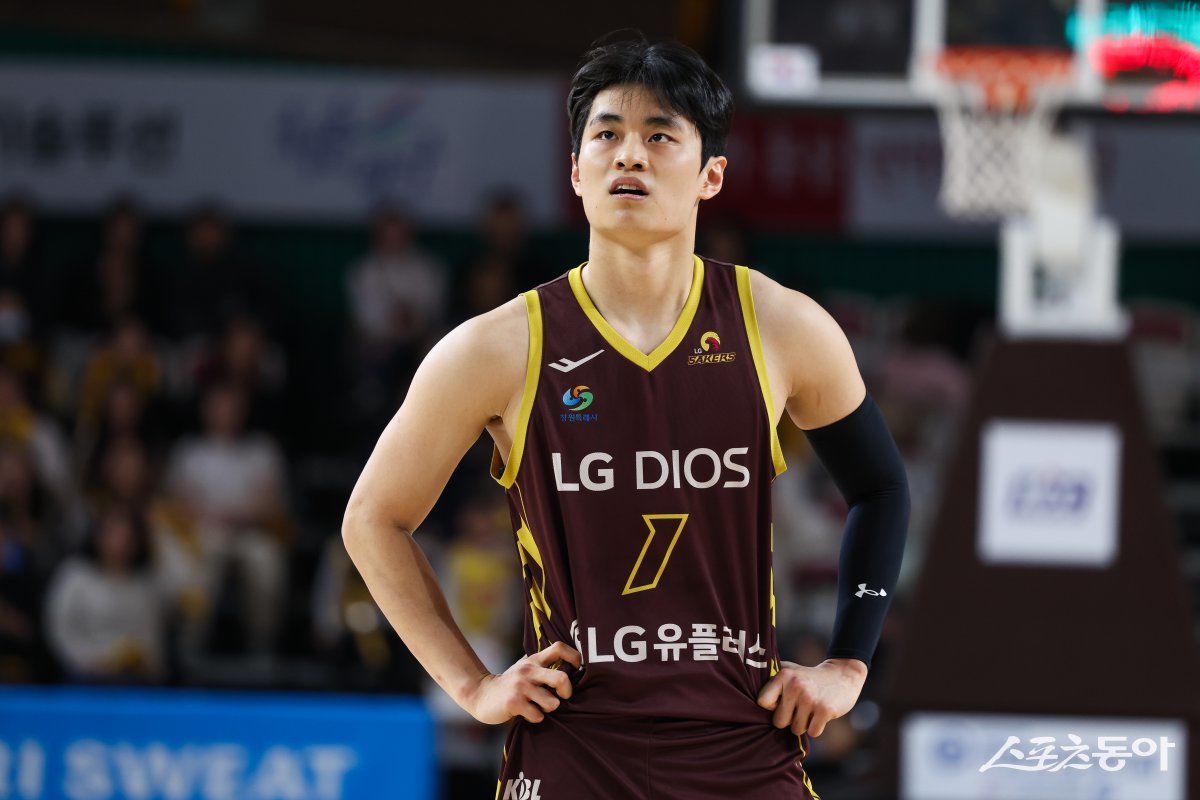 LG 유기상이 9일 창원체육관에서 열린 소노와 홈경기 도중 골대를 바라보고 있다. 유기상은 이날 3점슛 4개를 포함해 19점을 올리며 승리를 이끌었다. 사진제공｜KBL