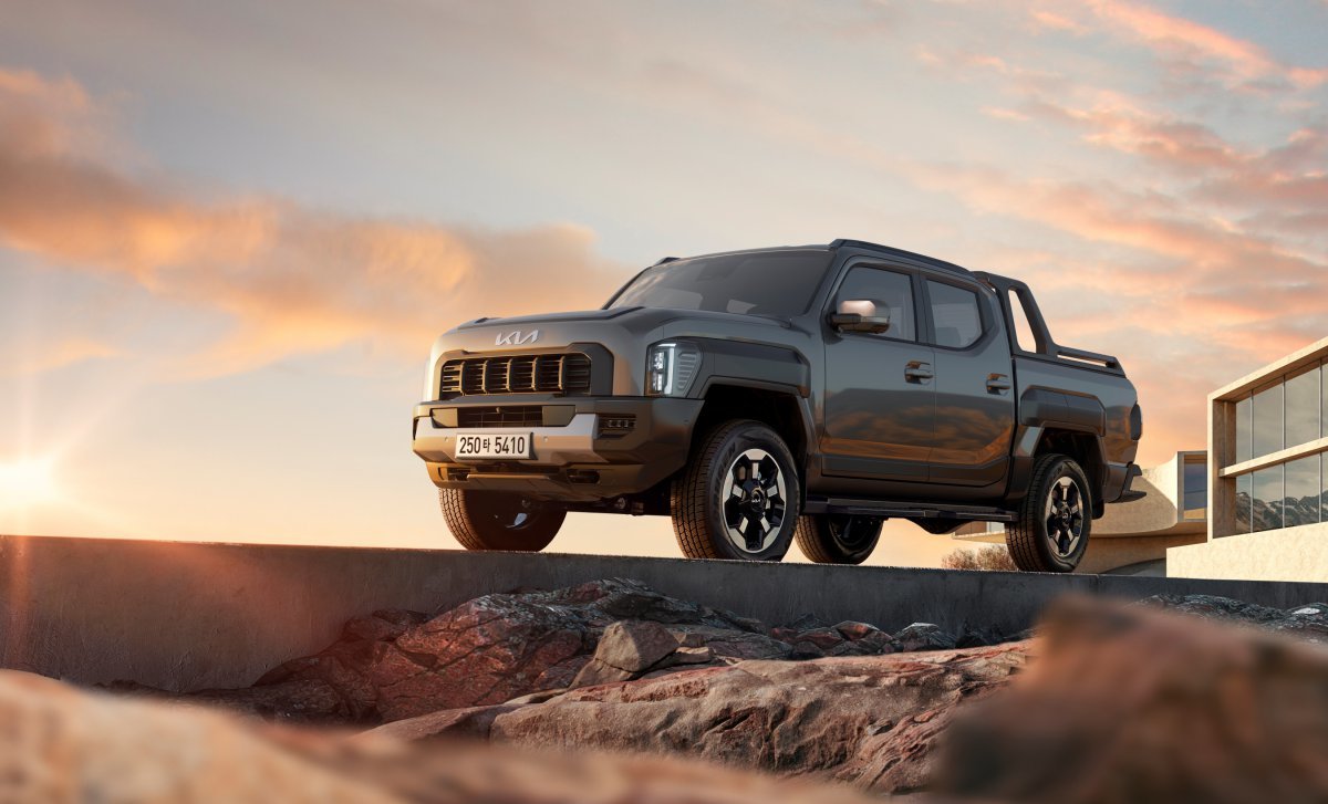 기아 중형 픽업트럭 ‘더 기아 타스만’이 출시 한 달 만에 계약 대수 4000대를 돌파하며 업계의 이목을 집중시키고 있다. ‘프리미엄 픽업트럭’이라는 콘셉트를 내세워 정통 픽업트럭과 차별화된 전략을 펼친 것이 주효했다는 평가다. 사진제공 |기아