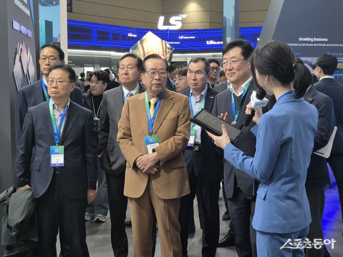 이동채 (앞줄 오른쪽 두번째)에코프로 창업주가 지난 6일 인터배터리2025에서 에코프로 부스를 방문해 전시관을 둘러보고 있다. 사진제공ㅣ에코프로