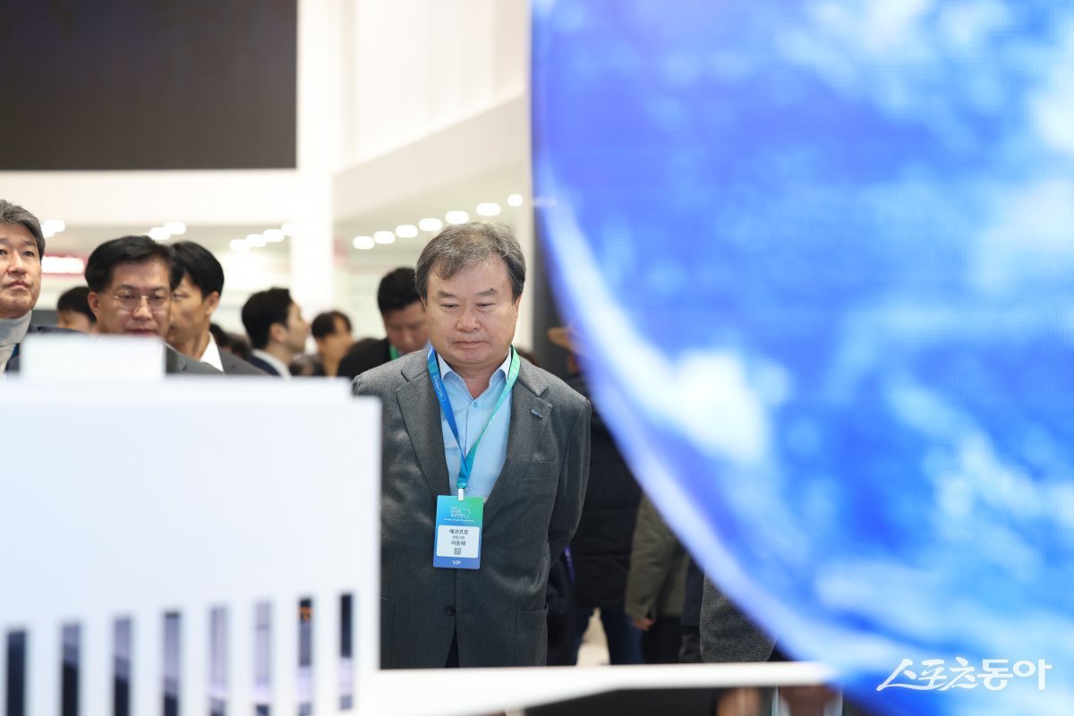 이동채 에코프로 창업주가 지난 6일 인터배터리2025에서 에코프로 부스를 방문해 전시관을 둘러보고 있다. 사진제공ㅣ에코프로