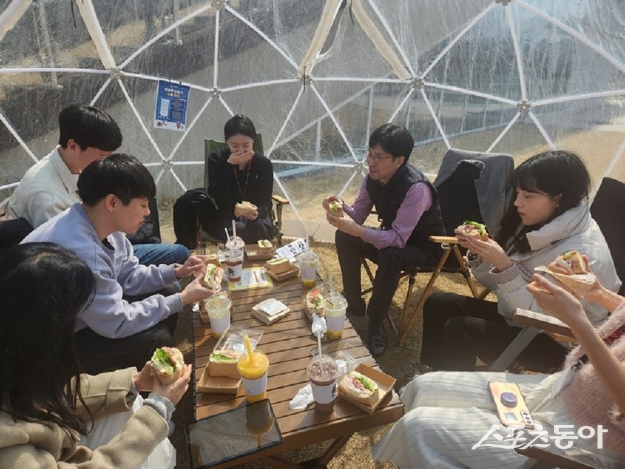 군포시(부시장 안동광)는 새내기 공무원들의 조직문화 적응을 돕고 원활한 소통을 촉진하기 위해 부시장과 함께하는 ‘브라운 백 미팅’을 운영한다. 사진제공｜군포시청