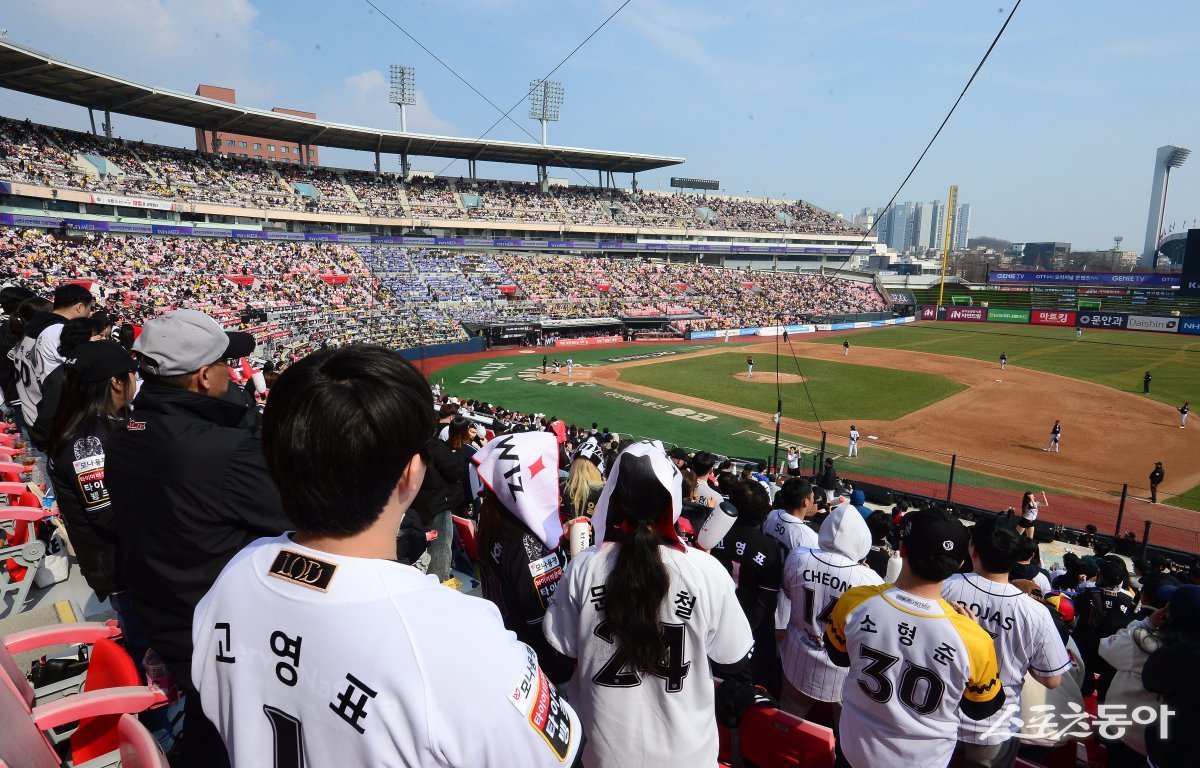 2025 시범경기의 구름 관중. 스포츠동아DB
