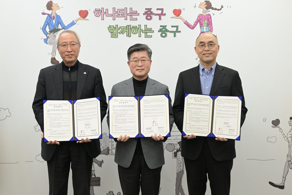 정형석 밀알복지재단 상임대표, 김길성 서울 중구청장, 안성일 락앤락 전무(왼쪽부터). 사진제공|락앤락