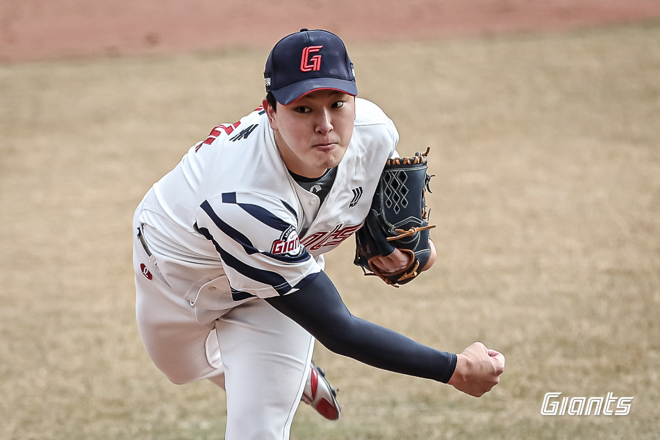 롯데 마무리투수 김원중이 8일 사직구장에서 펼쳐진 시범경기 KIA 타이거즈전 9회초 등판해 투구하고 있다. 사진제공｜롯데 자이언츠