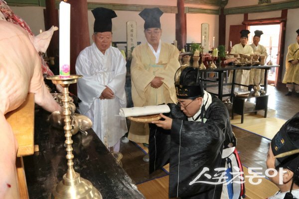 주낙영 경주시장이 초헌관으로 경주향교 춘계 석전대제를 봉행하고 있다. 사진제공 ㅣ 경주시