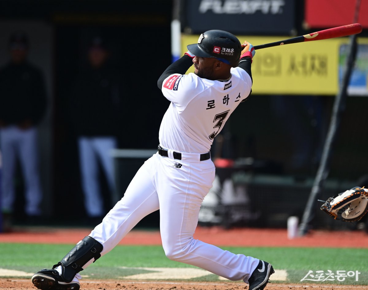 10일 수원KT위즈파크에서 열린 ‘2025 신한 SOL Bank KBO리그’ 키움과 KT의 시범경기에서 2회말 1사 1루 KT 로하스가 우전 안타를 치고 있다. 수원 | 주현희 기자 teth1147@donga.com
