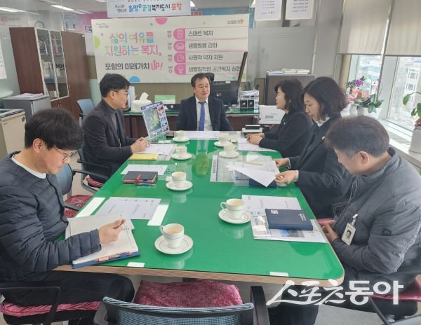 지난 7일 창녕군 추모공원 관계자들이 포항시청을 방문해 추모공원 사업 노하우를 벤치마킹하고 있는 모습. 사진제공｜포항시