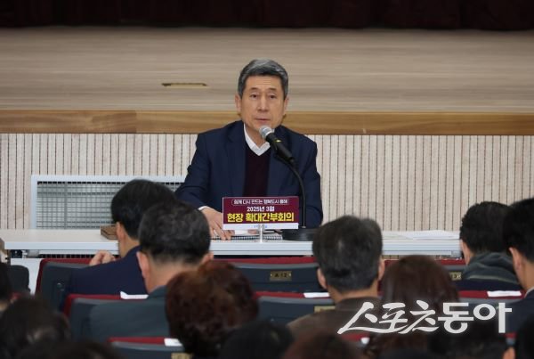 이강덕 시장이 10일 흥해포은도서관에서 현장 확대간부회의를 주재하며 미래가 달려 있는 도시 경쟁력 확보를 위해 맡은 바 업무에 매진해 줄 것을 당부하고 있다. 사진제공|포항시