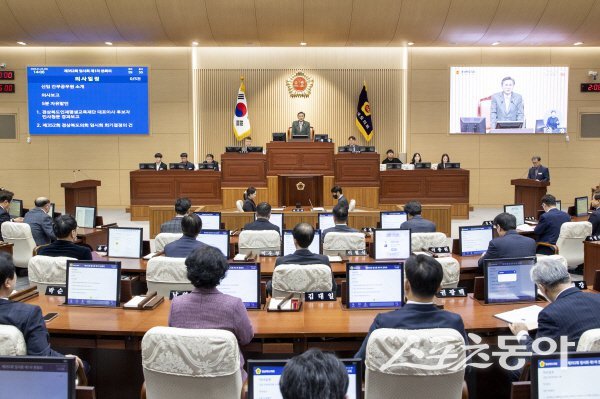 경상북도의회가 본회의장에서 회의를 진행하고 있다. 사진제공 ㅣ 경북도의회