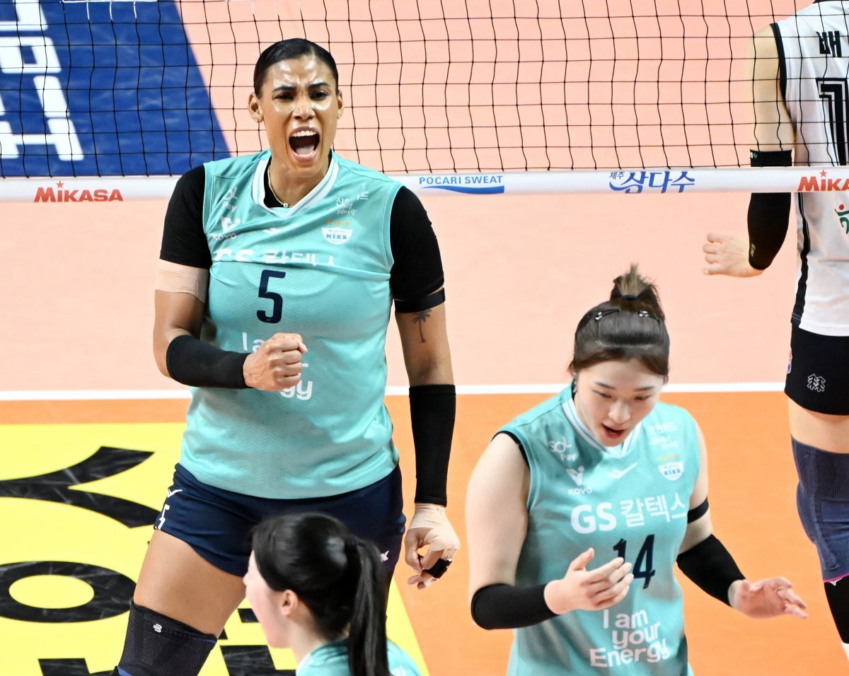 GS칼텍스의 이번 시즌 마지막 목표는 ‘탈꼴찌’와 외국인 공격수 실바(왼쪽)의 정규리그 6라운드 MVP 수상이다. 사진제공｜KOVO