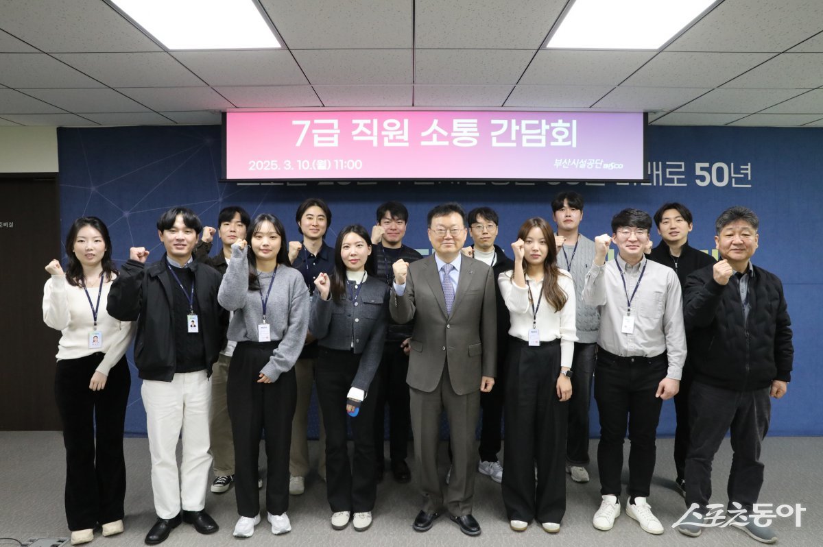 지난 10일 이성림 이사장(중앙)이 청년직원들과 간담회후 기념촬영을 하고 있다. (사진제공=부산시설공단)