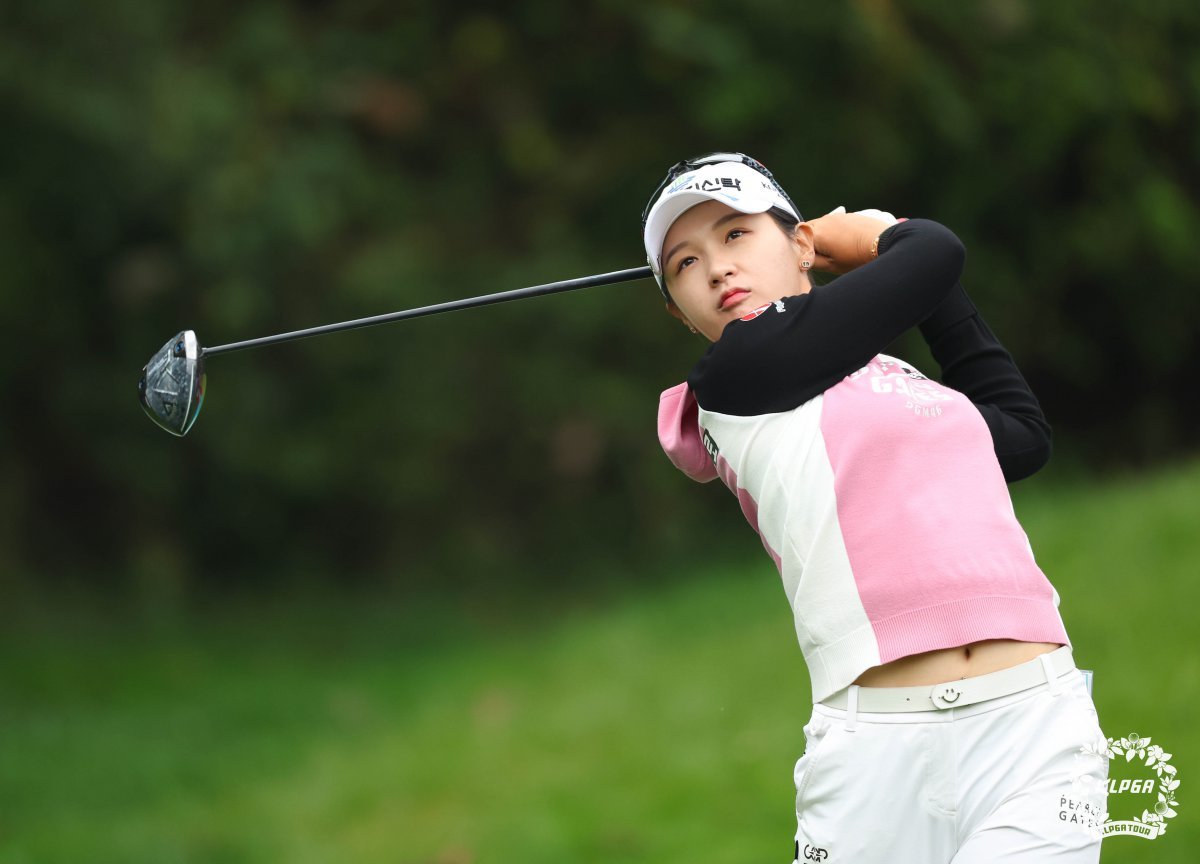 골프 선수의 꿈을 키우는 고향 후배들을 위해 사비를 털어 자신의 이름을 내건 아마추어 대회를 신설한 박현경. 지난해 ‘커리어 하이’를 찍었던 그는 투어 7년차를 맞은 올해 생애 첫 대상을 목표로 하고 있다. 사진제공 | KLPGA