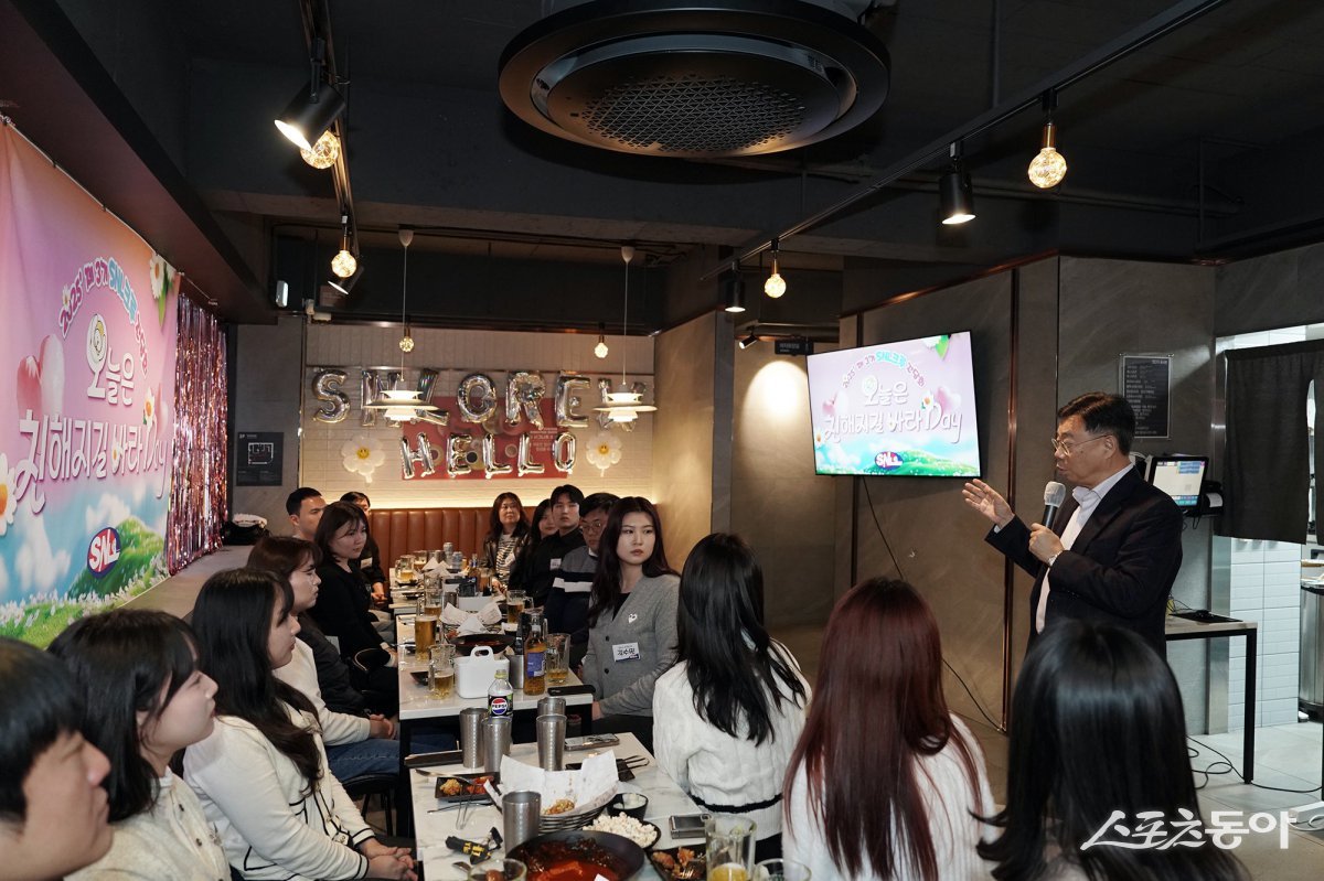 신상진 성남시장(오른쪽)이 참석자들과 대화를 나누고 있다. 사진제공ㅣ성남시