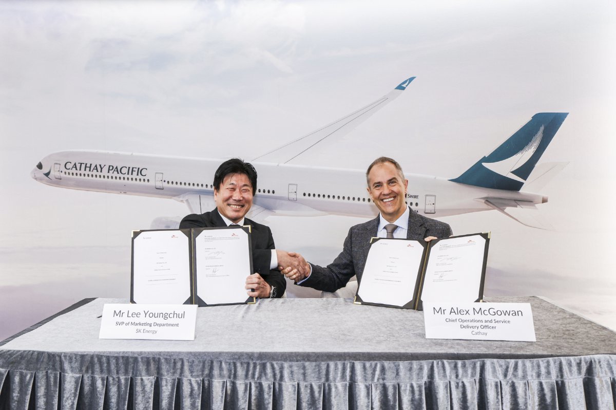 이영철 SK에너지 마케팅본부장(왼쪽)과 알렉스 맥고완 캐세이퍼시픽항공 운영 및 서비스 제공 최고 책임자(오른쪽)가10일 홍콩 캐세이퍼시픽항공 본사에서 SAF 공급 계약을 체결하고 있다. 사진제공 |SK이노베이션