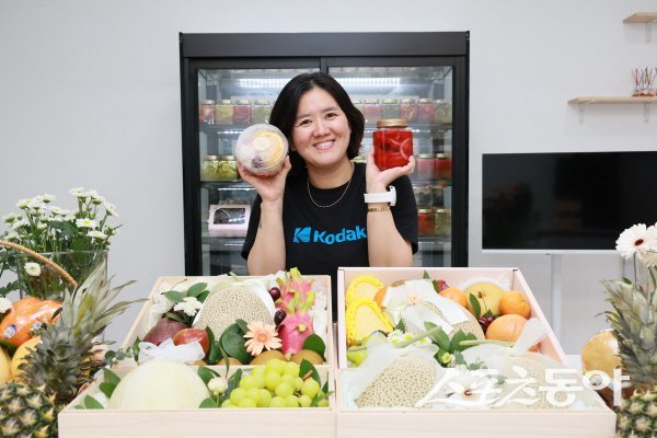 예천 전통시장 청년 창업상인이 상품을 홍보하고 있다. 사진제공 ㅣ 예천군