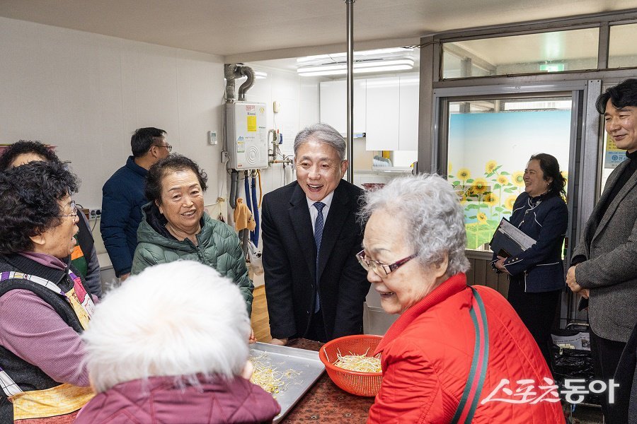윤환 인천계양구청장이 경로당을 방문하여 어르신들의 건의사항을 경청하며 소통하고 있다. 사진제공｜인천 계양구청