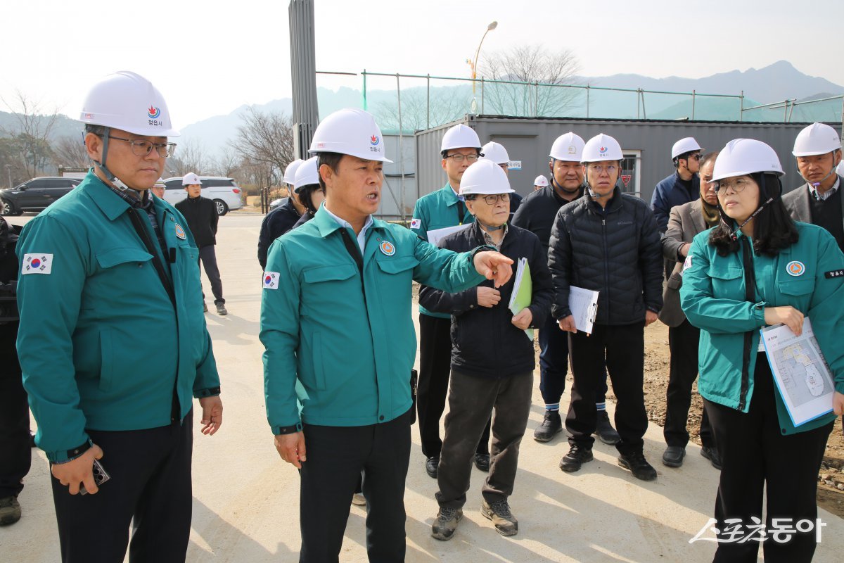 이학수 정읍시장이 지난 10일 관내 주요 사업장을 방문해 추진 상황을 점검하고 있다. 사진제공=정읍시