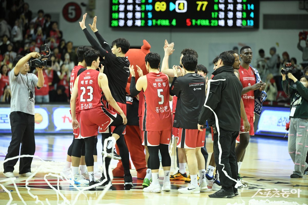 정관장 선수들이 10일 안양체육관에서 열린 DB와 홈경기에서 승리한 뒤 기쁨을 나누고 있다. 정관장은 6위 DB와 격차를 1.5경기로 좁히며 PO를 향한 도전을 이어갔다. 사진제공｜KBL