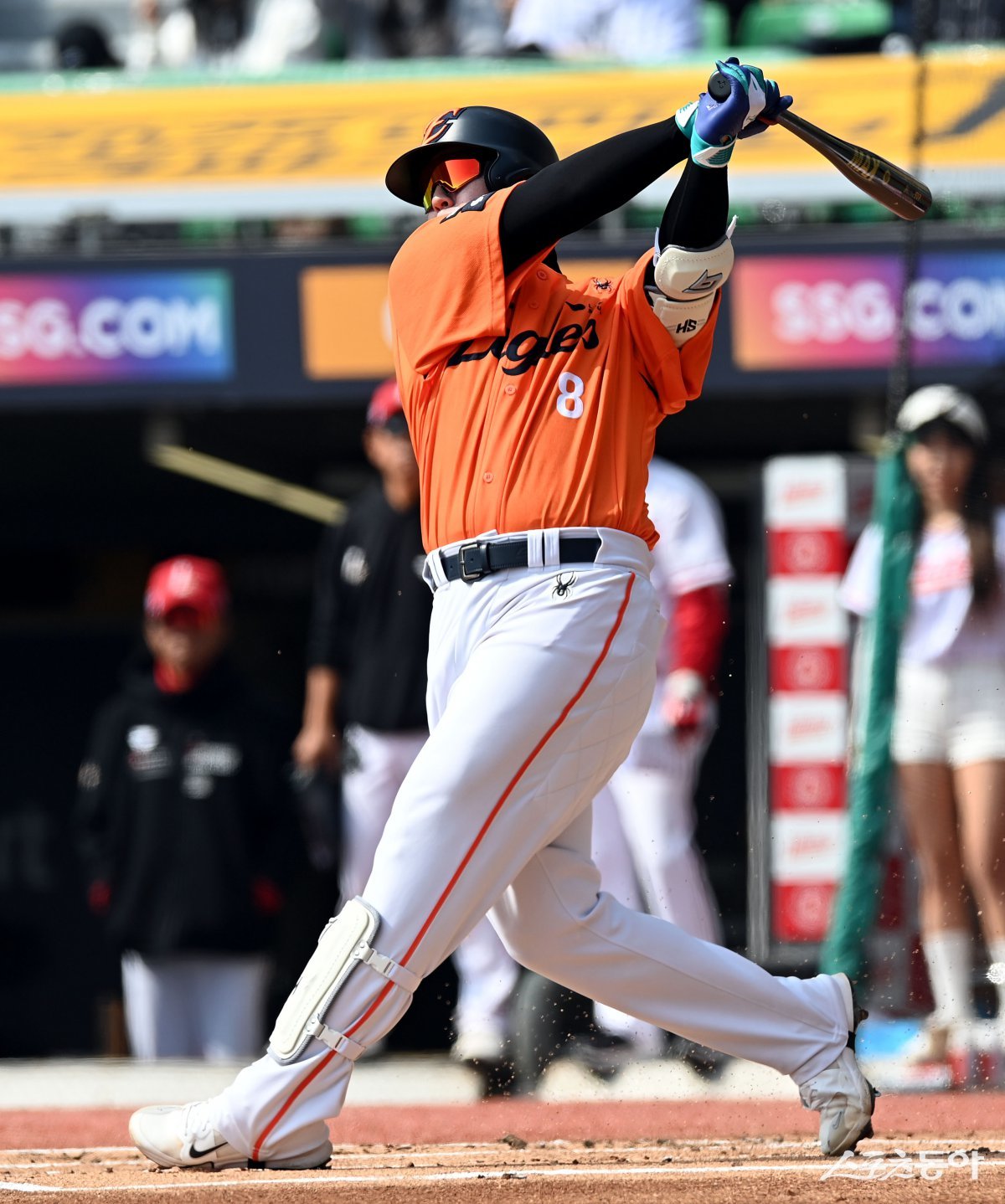 한화 노시환이 11일 시범경기 인천 SSG전 1회초 2사 2루서 1타점 2루타를 날리고 있다. 인천|김민성 기자 marineboy@donga.com