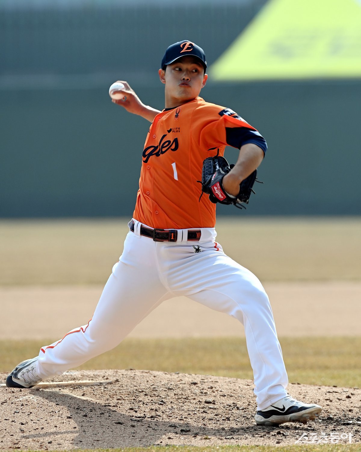 한화 문동주가 11일 인천SSG랜더스필드에서 열린 SSG와 시범경기 6회말 등판해 역투하고 있다. 인천|김민성 기자 marineboy@donga.com