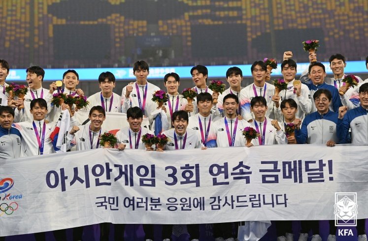 한국축구는 2022항저우아시안게임에서 대회 3연패에 성공하며 역대 최다 우승과 최장 연속우승을 달성했다. 2026아이치·나고야아시안게임에서 정상 수성을 위해 10일 U-22 대표팀을 구성하는 등 분주하게 움직이기 시작했다. 항저우아시안게임 우승 후 기뻐하는 선수들. 사진제공｜대한축구협회