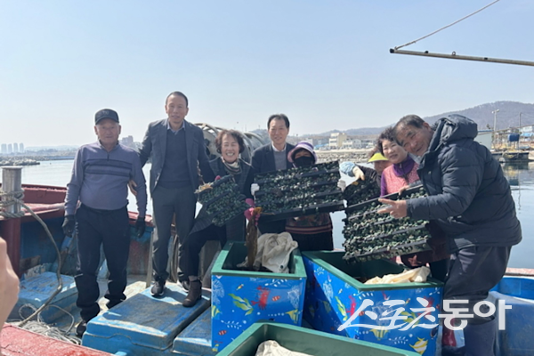 포항시는 11일 어린 전복 약 14만 마리를 호미곶·구룡포 지역 내 어촌계 마을 어장 4개소에 방류하고 기념촬영을 하고 있다. 사진제공|포항시