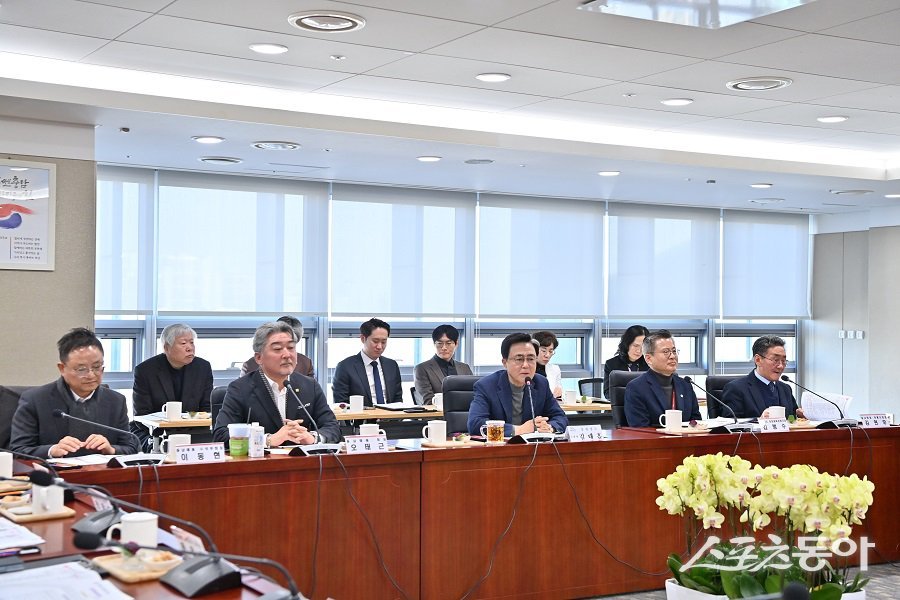 김태흠 충남도지사는 11일 도청 상황실에서 오태근 한국예총 충남도연합회장 등 20여 명과 간담회를 갖고, 지역 문화예술 활성화 및 예술단체 지원 방안 등을 논의했다. 사진제공｜충남도청