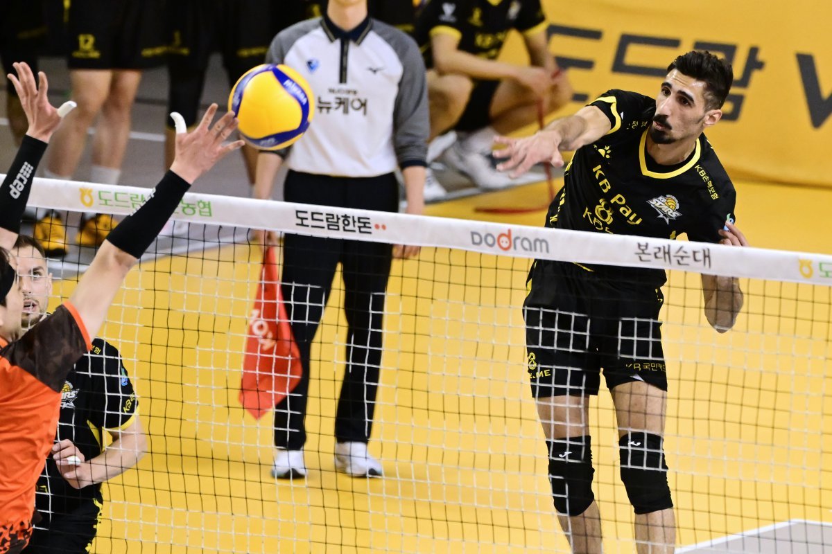 KB손해보험 야쿱(오른쪽)이 11일 의정부 경민대 기념관에서 벌어진 OK저축은행과 ‘도드람 2024~2025 V리그’ 남자부 정규리그 6라운드 홈경기 도중 스파이크를 터트리고 있다. 야쿱이 23점을 뽑은 KB손해보험이 3-1로 이겼다. 사진제공|KOVO