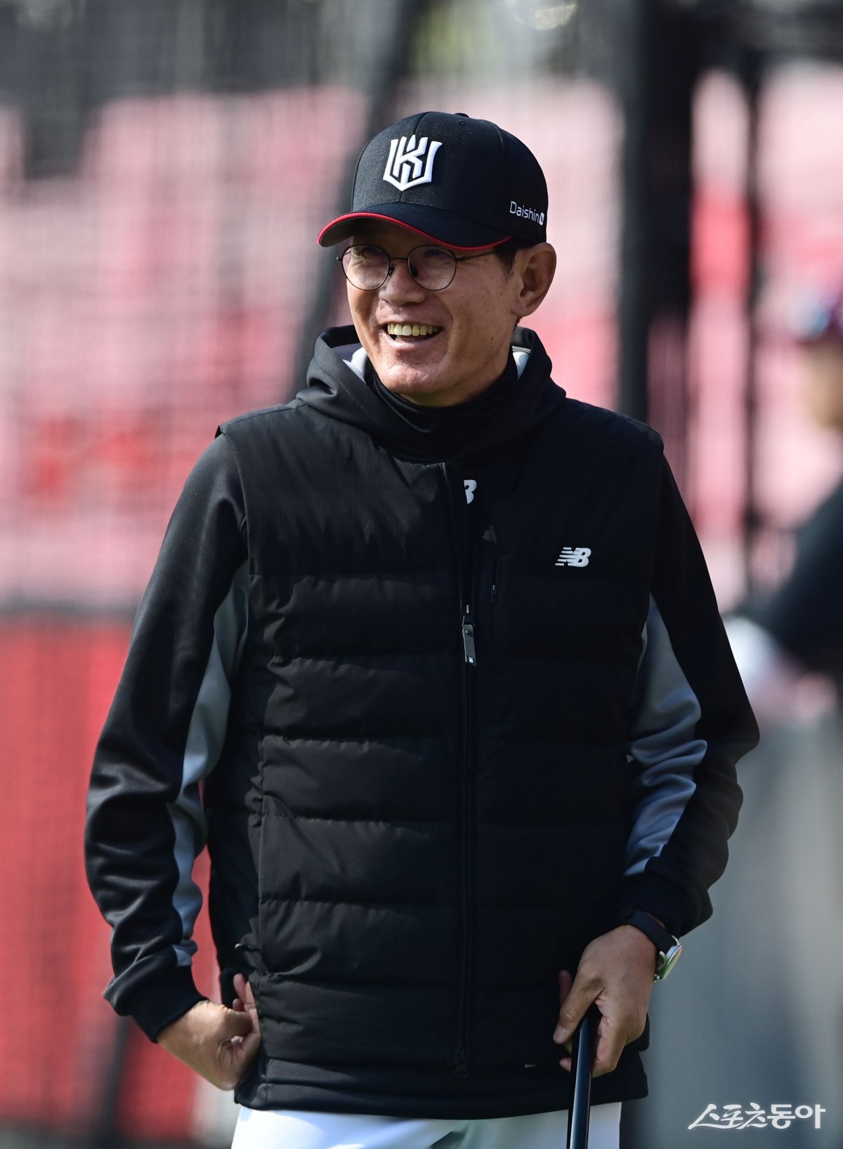 KT 이강철 감독이 내야 포지션 정리를 마쳤다. 세대교체와 포지션별 전문성을 고려했다. 이 감독이 10일 시범경기 수원 LG전을 앞두고 훈련을 지켜보고 있다. 수원｜주현희 기자 teth1147@donga.com