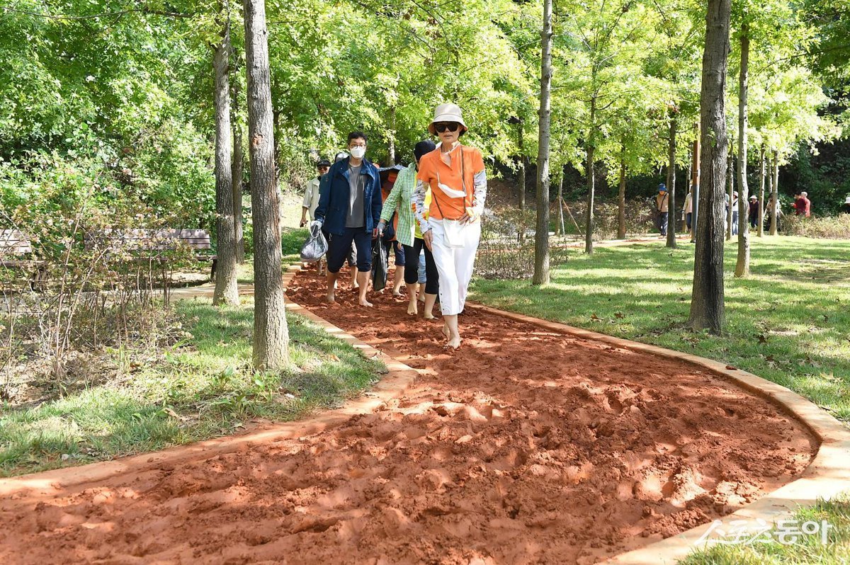 성남시 수정구 위례공원 맨발 황톳길. 사진제공ㅣ성남시