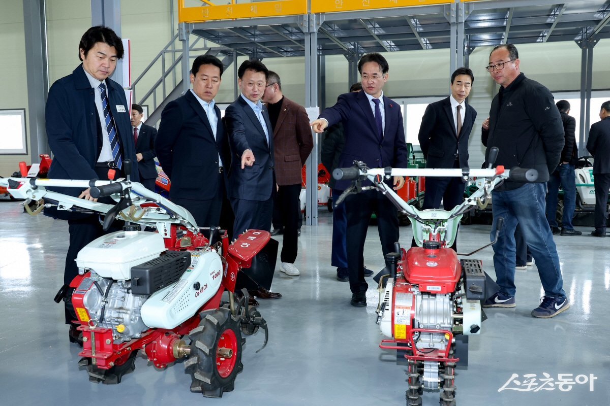 11일 개소한 농업기계 임대사업소 서부분소를 둘러 보고 있는 이동환 고양특례시장(오른쪽 세번째) 사진제공ㅣ고양시