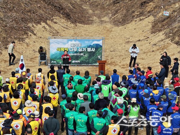 안동시가 지난해 식목일 기념 나무심기 행사를 진행하고 있다. 사진제공 ㅣ 안동시