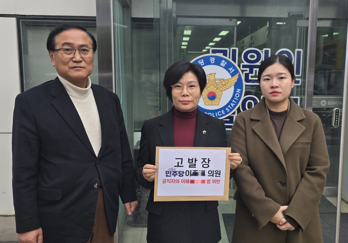분당경찰서에 고발장을 제출하는 성남시의회 국민의힘 소속 B의원. 사진제공ㅣ성남시의회 국민의힘